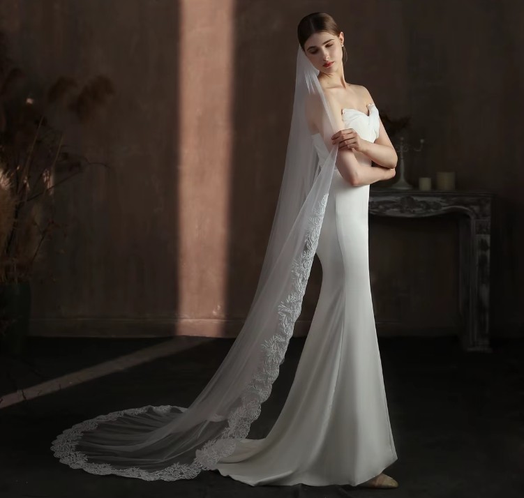 Langer Brautschleier Eliane mit Spitze