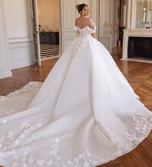 Prinzessin Brautkleid Èlodie Schulterfrei mit Schleppe und Blumen
