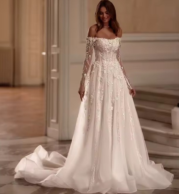 Schulterfreies Langarm A Linie Brautkleid Erin mit Blumen Applikationen und Schleppe