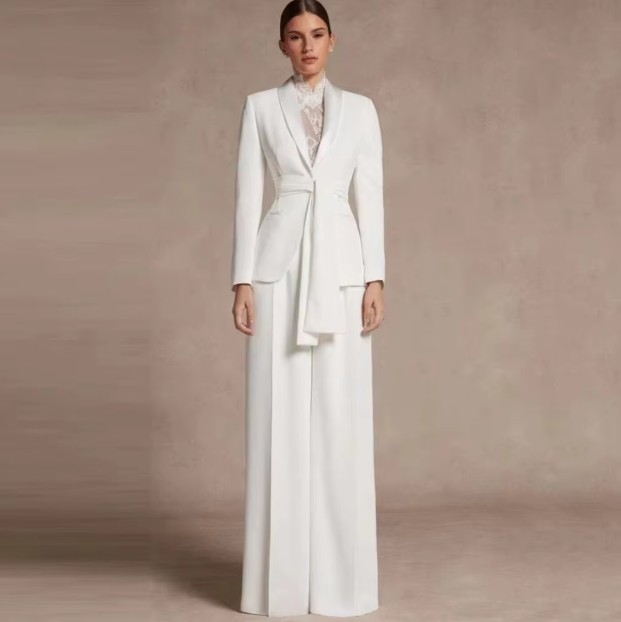 Standesamt Outfit Weißer Hosenanzug für die Braut