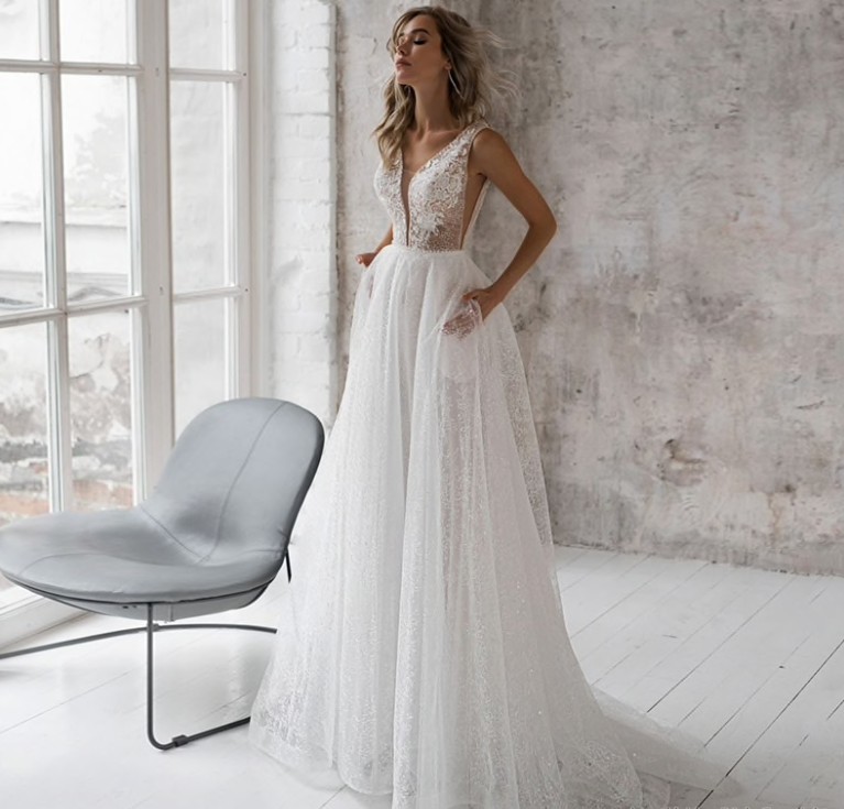 Charmantes Kleid Eltje aus Glitzerstoff mit V Ausschnitt Standesamtkleid in Weiß