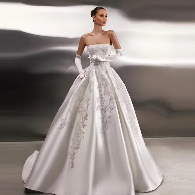  A Linie Brautkleid Eyvette mit Stickereien und Schleppe