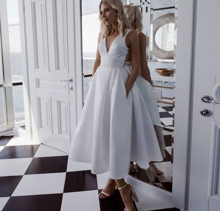 Pettycoat Style Brautkleid Fabia Ärmellos mit V Ausschnitt