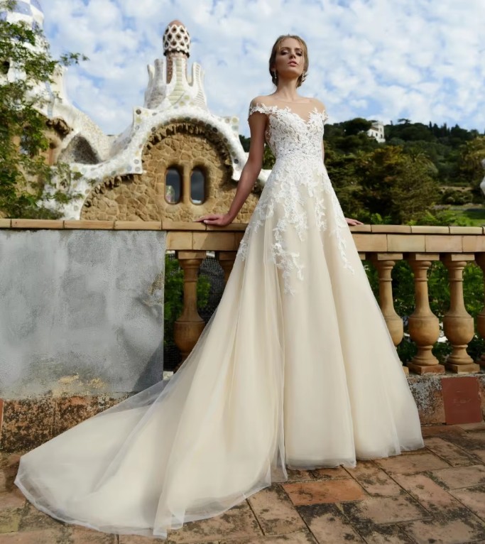 Elfenbein Hochzeitskleid Brautkleid Ike in Bohostyle mit Schleppe