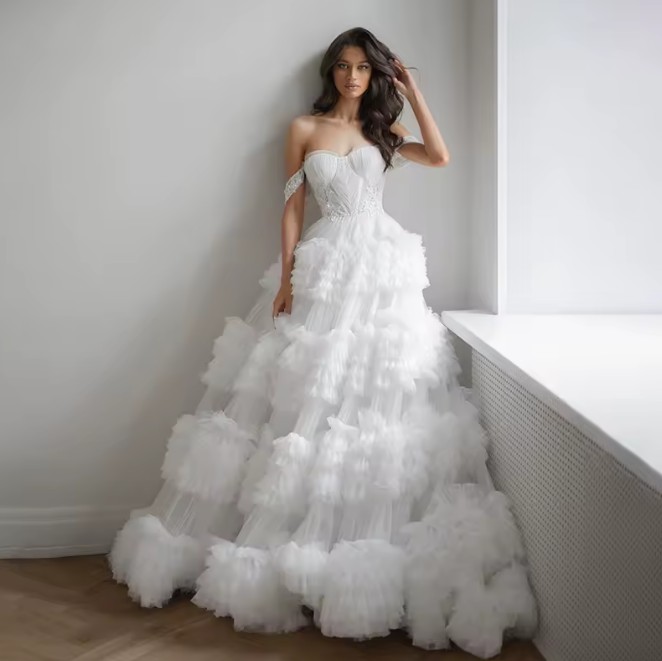 Schulterfreies A Linie Brautkleid Ilana mit Spitzenapplikationen 