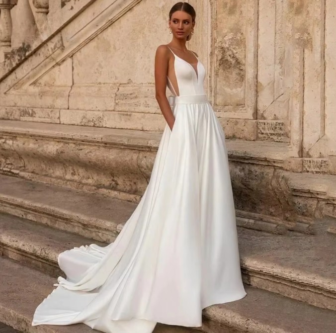 Spaghettiträger Clean Chic Brautkleid Ingmari mit Rückenausschnitt und Schleppe