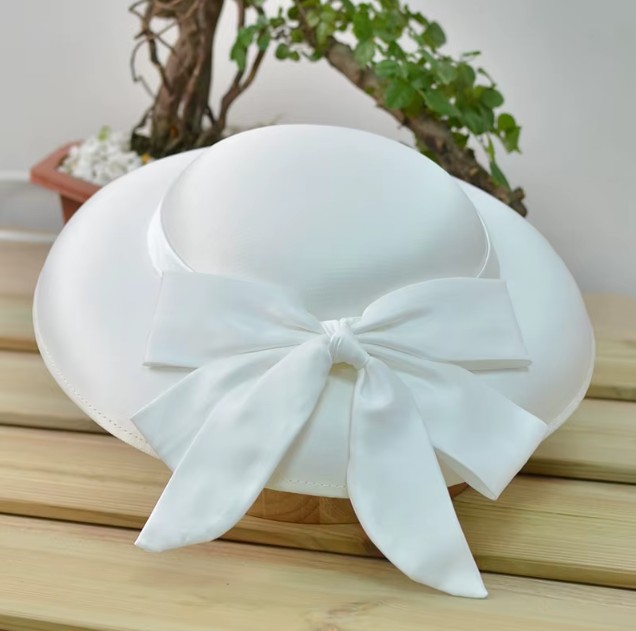 Klassischer Brauthut Ignatia mit Schleife