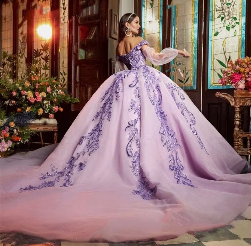 Schulterfreies Prinzessinnen Brautkleid in Flieder mit Puff Ärmeln - Spitze und Schleppe