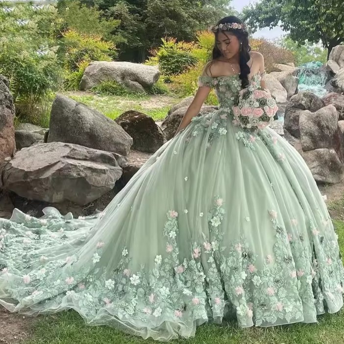 Schulterfreies Prinzessinnen Brautkleid in Salbeigrün mit Stickereien und Schleppe