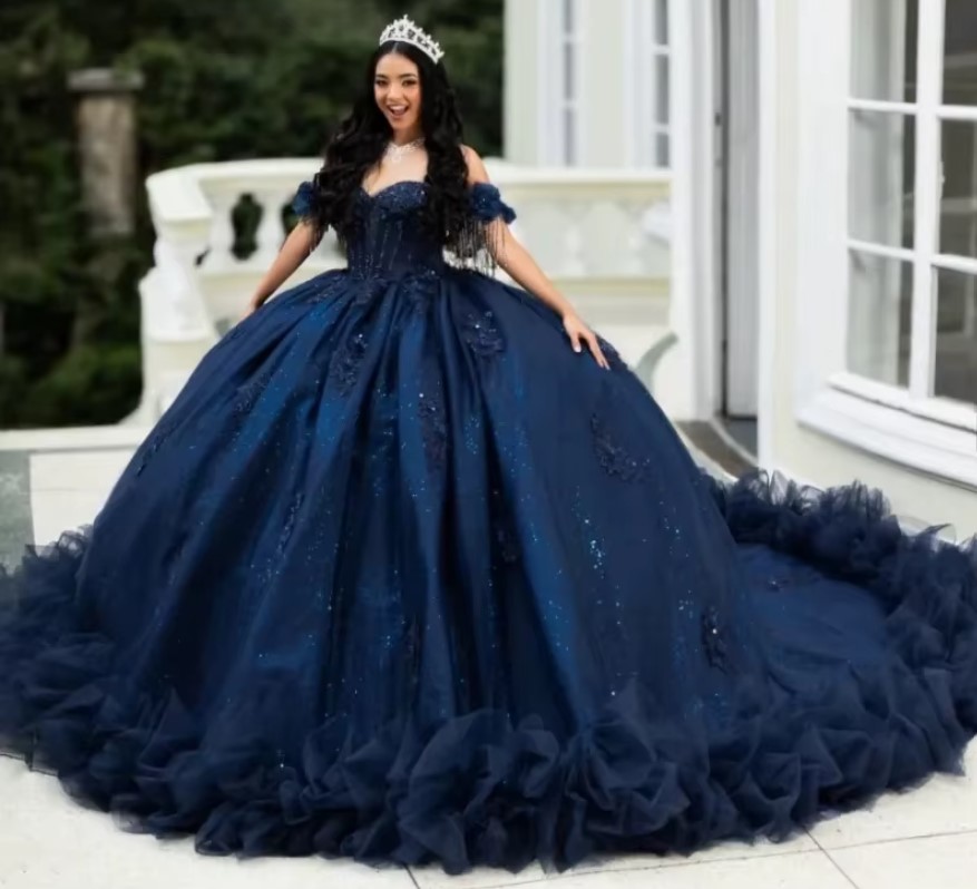 Schulterfreies Prinzessinnen Brautkleid in Marineblau mit Schleppe und Rüschen