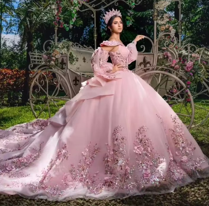 Prinzessin Brautkleid in Zartrosa mit Blumen und Pailletten Applikationen