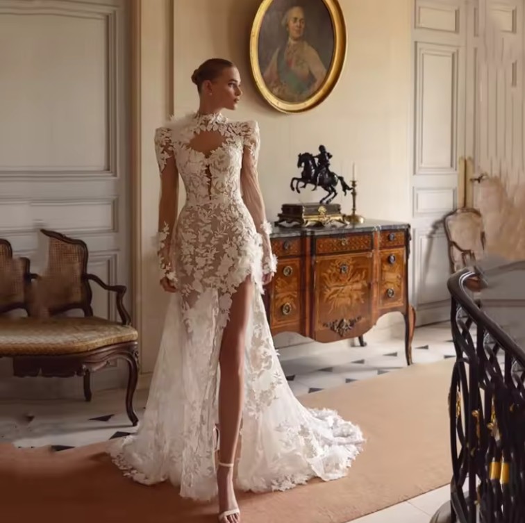 Langarm Brautkleid Isolde aus Spitze mit Sexy Schlitz