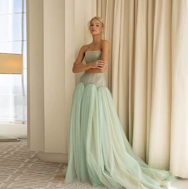 Schulterfreies Tüll Brautkleid Iulia in Hellgrün mit Pinselschleppe