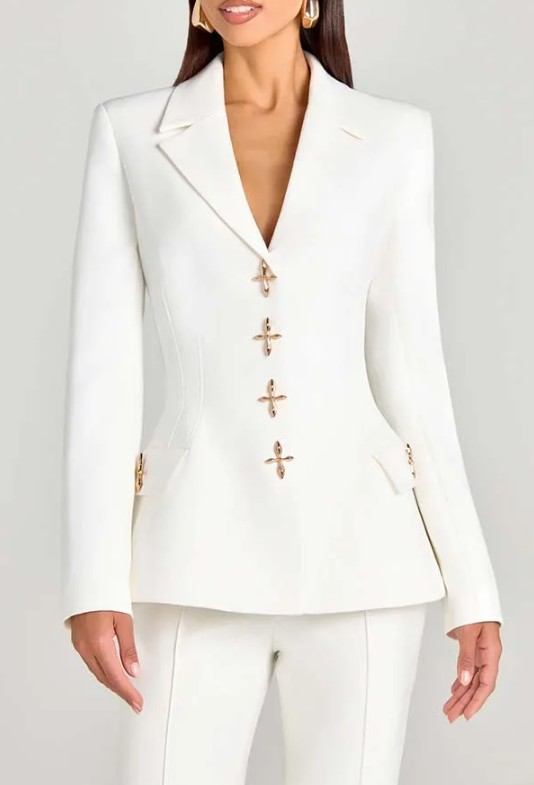 Weißer Hosenanzug für die Braut Janique mit Goldene Knöpfe Dreiteilig