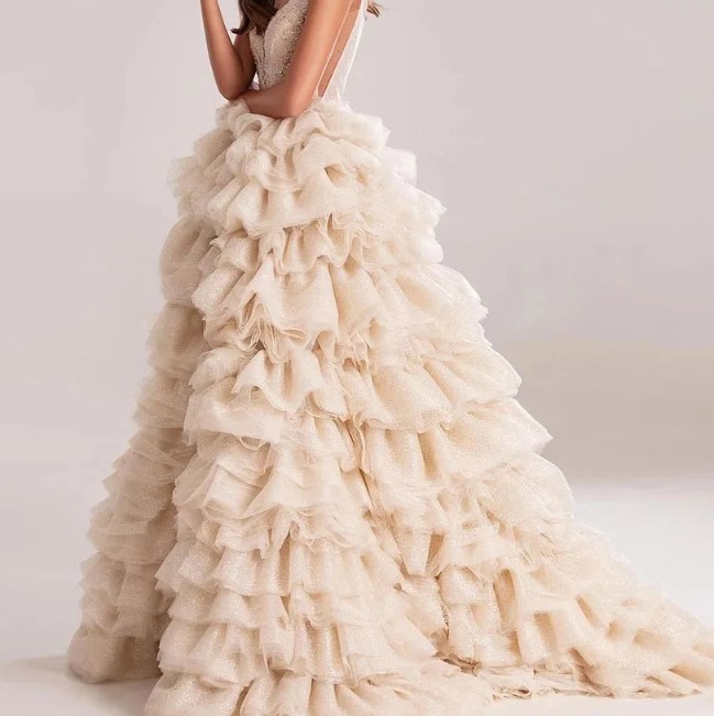 A Linie Rock für die Braut mit Volants Rüschen in Champagne