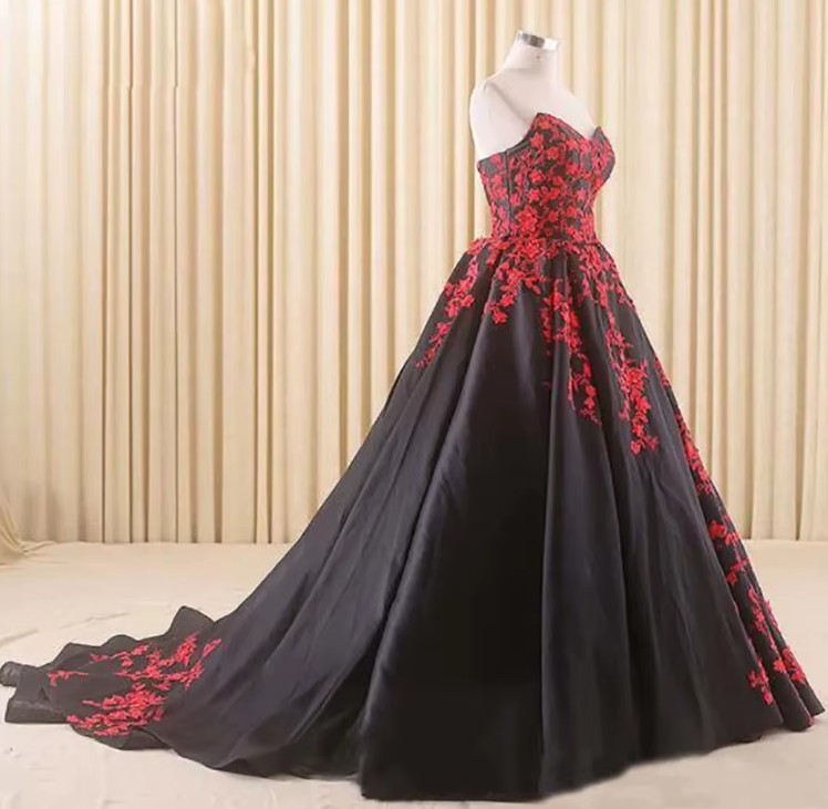  Schulterfreies Gothic Stil Brautkleid Janneke in Schwarz Rot mit Spitzenapplikationen