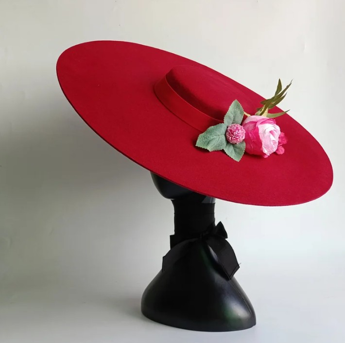 Eleganter Brauthut aus Wollfilz mit Blume Rot