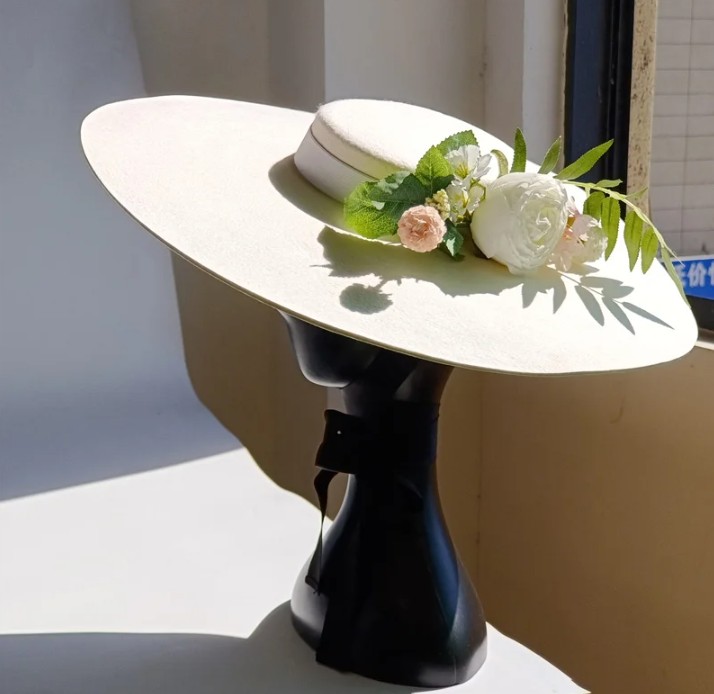 Eleganter Brauthut aus Wollfilz mit Blume Weiß