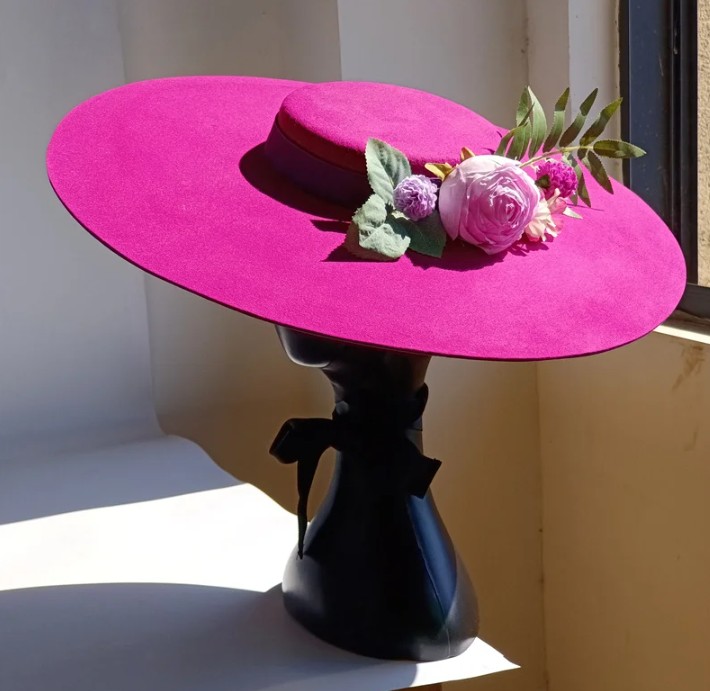 Eleganter Brauthut aus Wollfilz mit Blume Pink