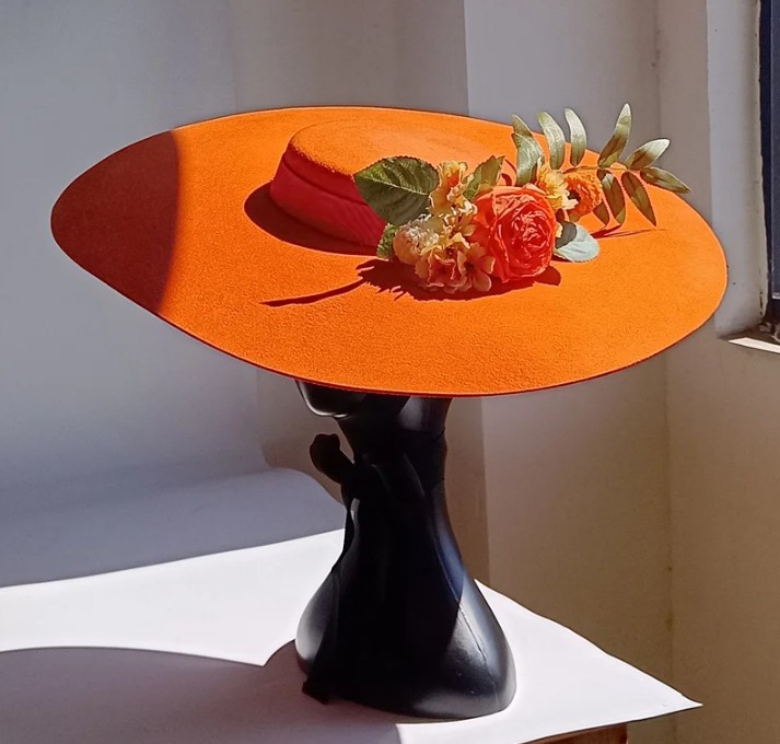 Eleganter Brauthut aus Wollfilz mit Blume Orange