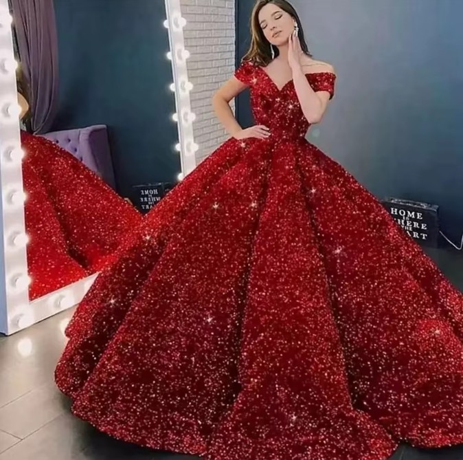 Luxuriöses rotes Brautkleid mit funkelnden Pailletten und schulterfreiem Design