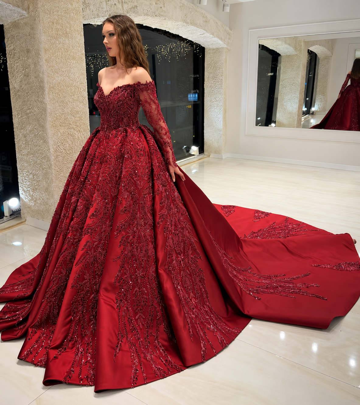Luxuriöses burgunderrotes Brautkleid mit Spitze, Perlen und Schleppe