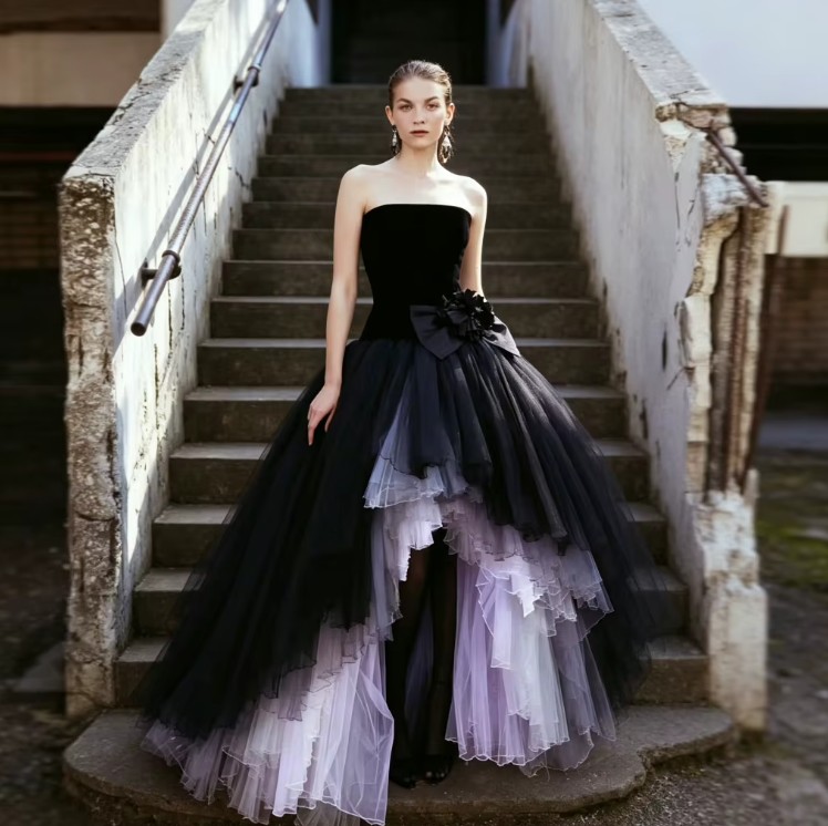 Schulterfreies Gothic-Brautkleid in Schwarz-Weiß – Ombre-Design mit Rüschen, vorne kurz und hinten lang