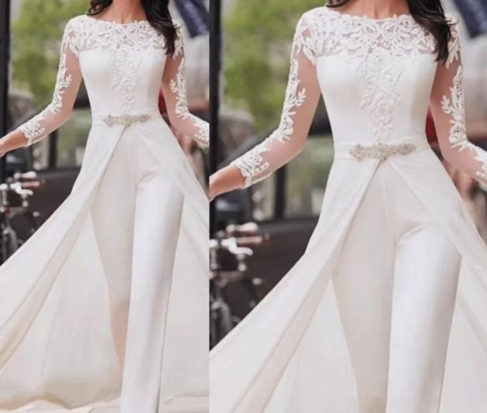 Weißer Braut Jumpsuit mit Spitzenärmeln und Schleppe – Eleganter Overall für das Standesamt