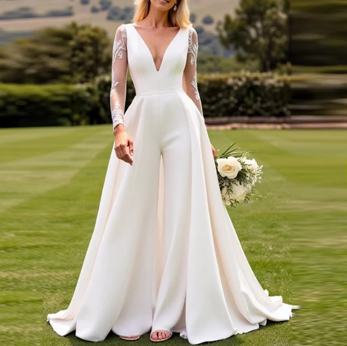 Braut-Jumpsuit mit Schleppe und Tattoo-Spitze