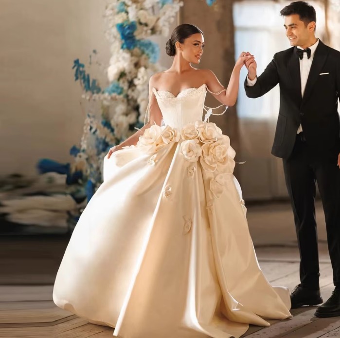 Blumenverziertes Brautkleid mit Herz-Ausschnitt und Perlen