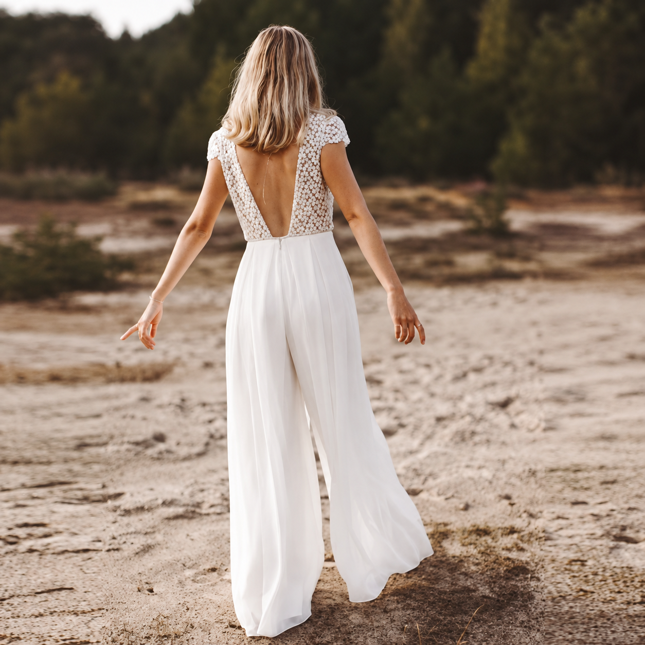 Boho Braut-Jumpsuit mit Spitze, V-Ausschnitt und Chiffon Rückenfrei