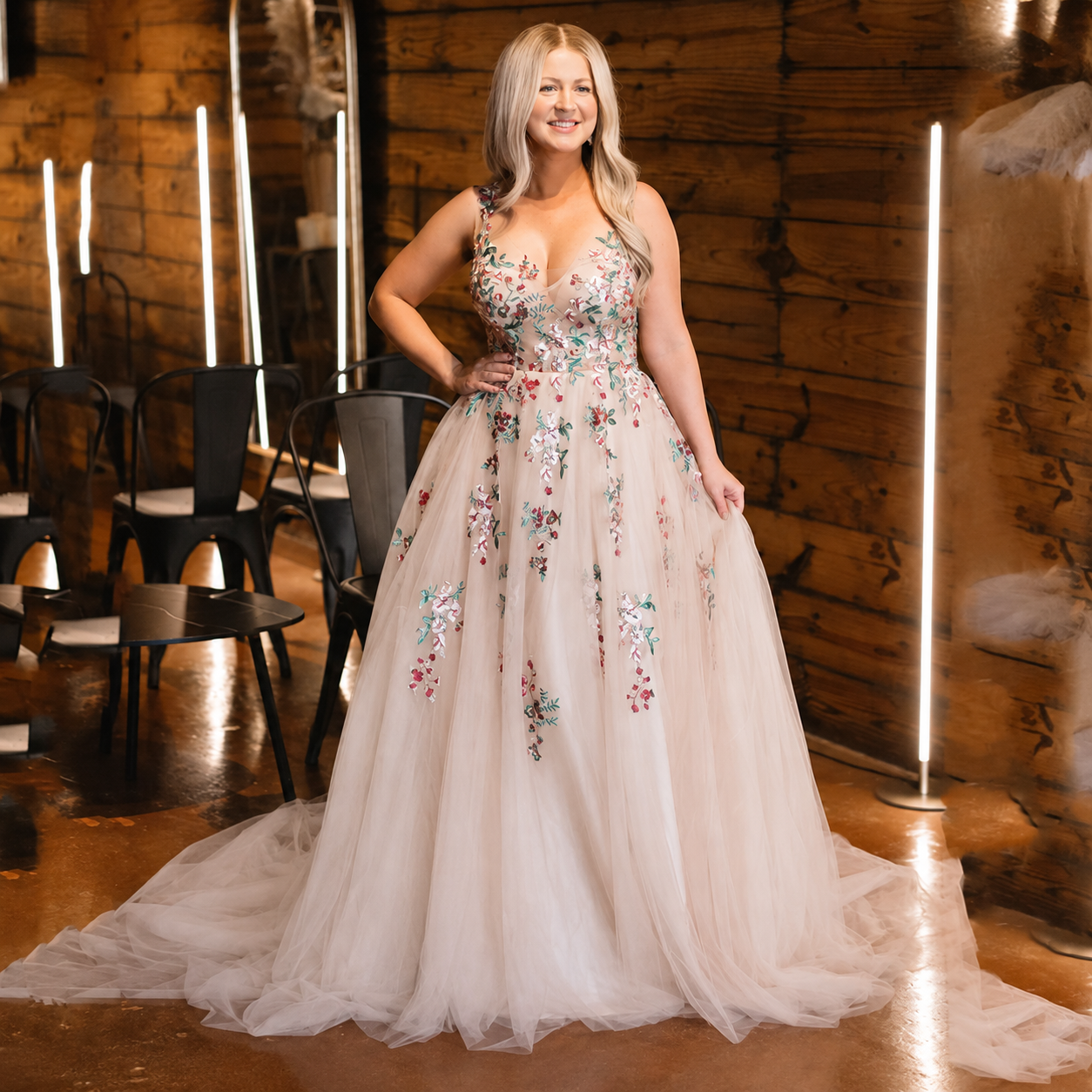 Langes ärmelloses Brautkleid aus Blumenstoff mit Schleppe