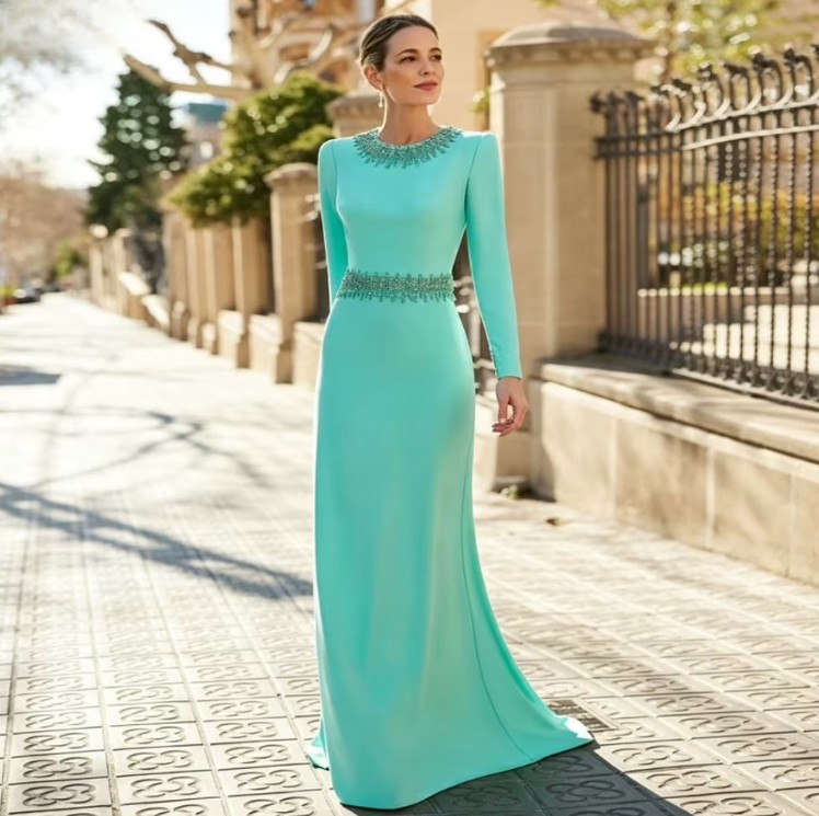 Elegantes Brautmutter-Etuikleid mit Strass und Schleppe