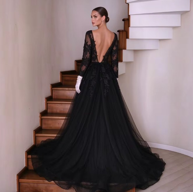 Schwarzes Langarm-Brautkleid mit hohem Schlitz und voluminösem Rock